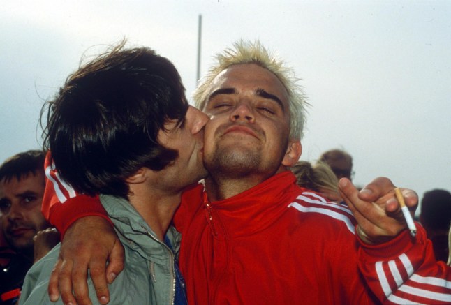 Glastonbury Festival, Britain - 1995, Liam Gallagher And Robbie Williams (Photo by Brian Rasic/Getty Images)