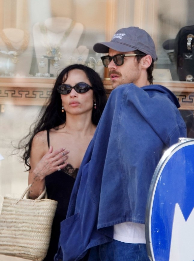 BGUK_3349977 - *PREMIUM-EXCLUSIVE* Rome, ITALY MUST CALL FOR PRICING BEFORE USAGE - STRICTLY NOT AVAILABLE FOR ONLINE USAGE UNTIL 22:30 PM UK TIME ON 13/09/2025 - 'Sign of the Times'?? New Couple Harry Styles and Zoe Kravitz are seen packing on the PDA during a stroll through the eternal city of Rome, Italy. With their blossoming new romance in full swing, the pair were seen walking through the pictureque city entering a few boutique shops spending time together on their Italian getaway. Harry, the 31-year old British Singer and Actor and formerly of One Direction fame literally couldn't take his hands off the 36-year old American actress and singer, placing his hand on Zoe's derriere in true affectionate style! Pictured: Harry Styles, Zoe Kravitz BACKGRID UK 12 SEPTEMBER 2025 UK: +44 208 344 2007 / uksales@backgrid.com USA: +1 310 798 9111 / usasales@backgrid.com *Pictures Containing Children Please Pixelate Face Prior To Publication*