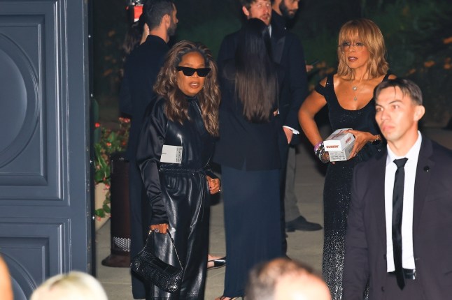 Beverly Hills, CA Oprah Winfrey looks stunning in a black ensemble as she leaves Kris Jenner???s 70th birthday celebration held at Jeff Bezos??? lavish estate in Beverly Hills. Pictured: Oprah Winfrey BACKGRID USA 8 NOVEMBER 2025 BYLINE MUST READ: The Hollywood JR / BACKGRID USA: +1 310 798 9111 / usasales@backgrid.com UK: +44 208 344 2007 / uksales@backgrid.com *UK Clients - Pictures Containing Children Please Pixelate Face Prior To Publication*