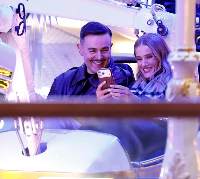 W8media. NO CREDIT. W8media Rosie Huntington-Whiteley Winter Wonderland excl . Super model Rosie Huntington-Whiteley manages to keep her model looks and a beaming smile as she goes on the super fast rides at Hyde parks Winter Wonderland . The ever glam Rosie wore an on trend trench coat teamed with a Burberry scarf as she made her way round the park with a friend . 14/11/2025